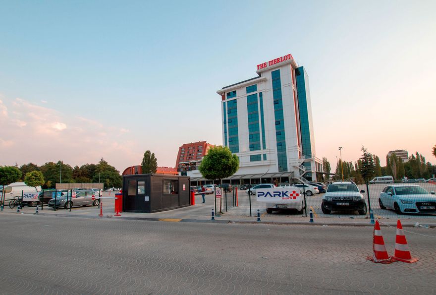 Casaba otoparkı giriş bariyeri ve OTOPARK PLUS bilgi noktası