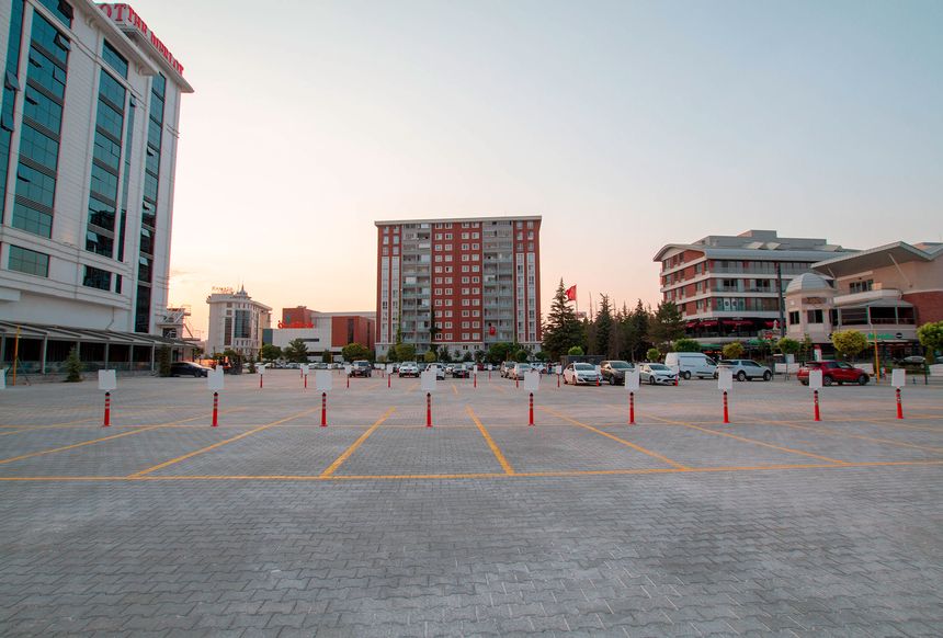 Casaba otoparkı geniş açık park alanı