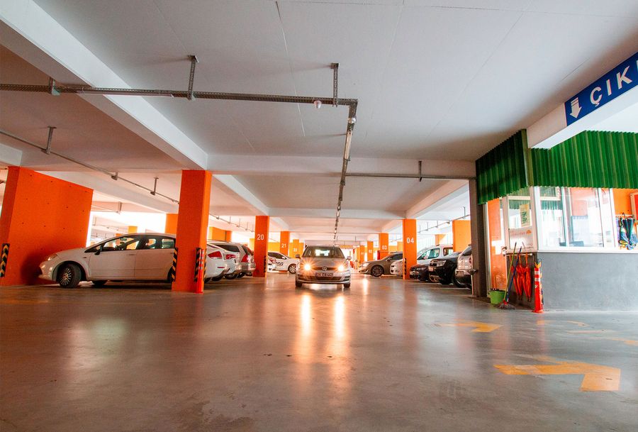 OTOPARK PLUS kapalı otopark katı, turuncu kolonlar ve numaralı park yerleri