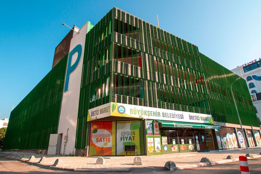 Bağlar otoparkı dış cephesi, büyük P logosu