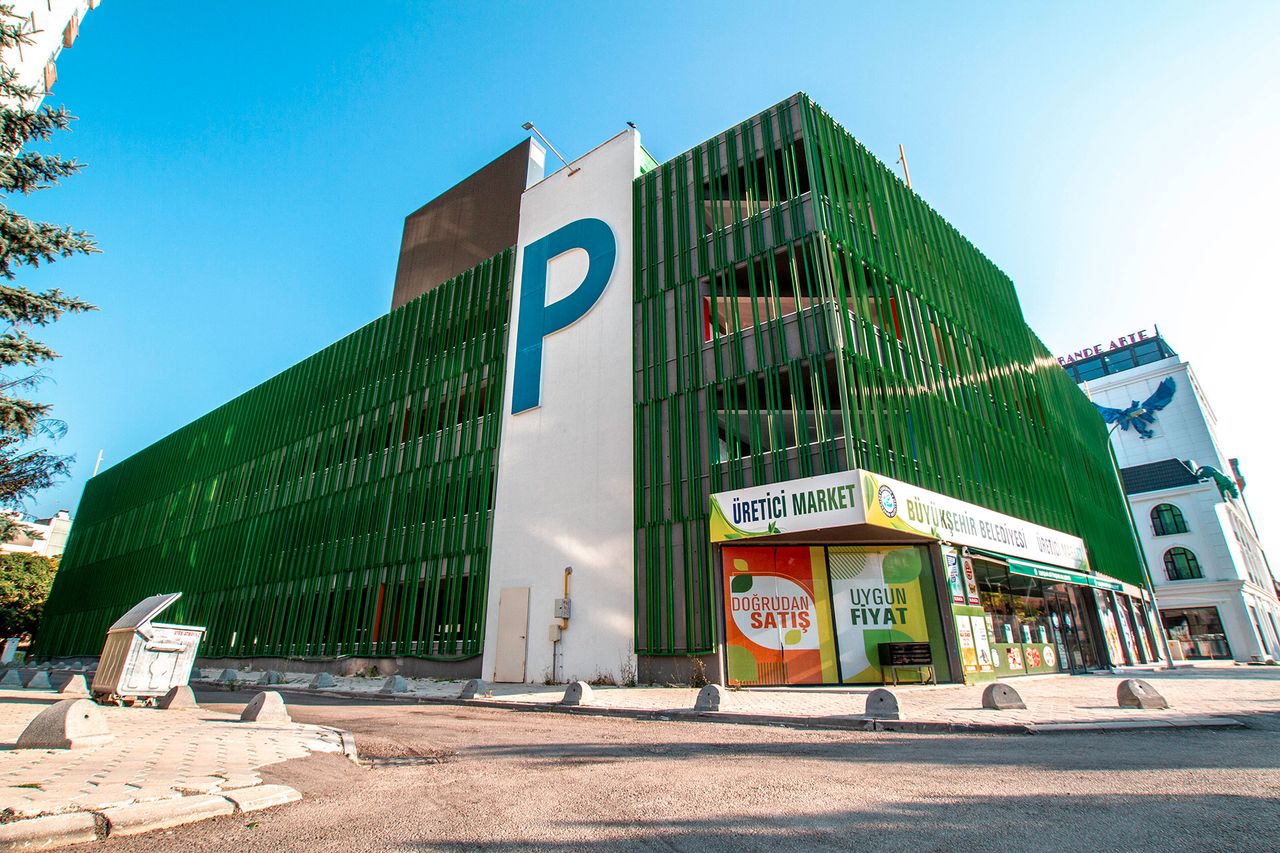 OTOPARK PLUS Bağlar otoparkı binası, yeşil cepheli ve büyük P logolu